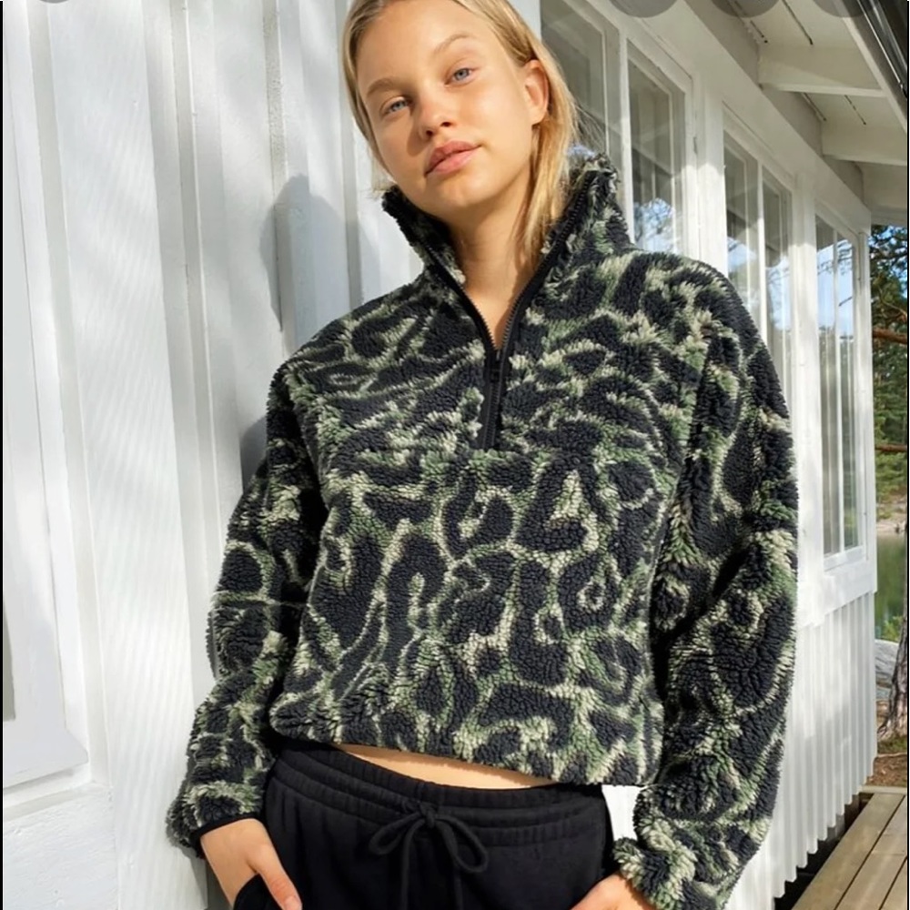 Aritzia tna rush sweater in khaki - XS, never worn